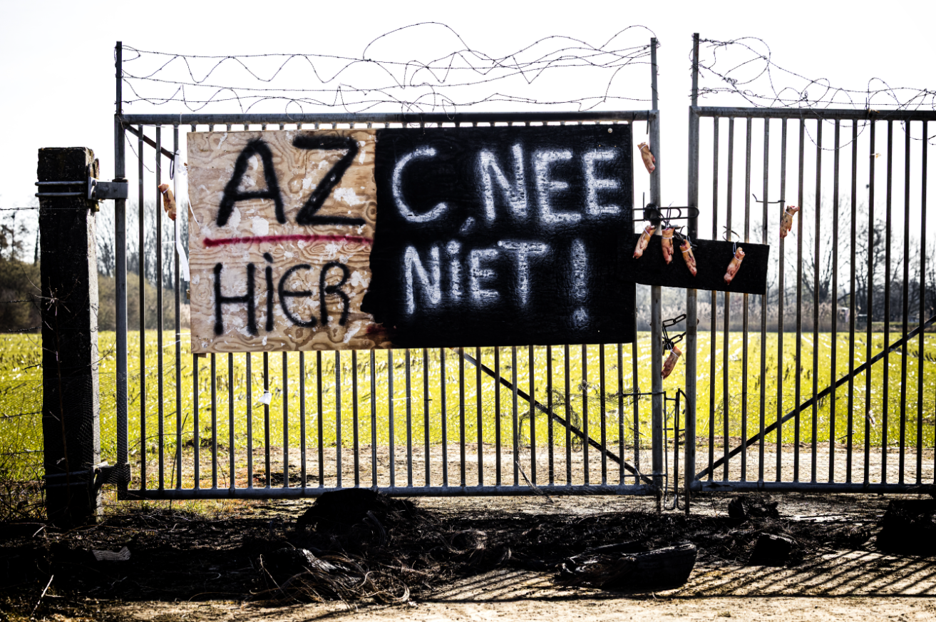 Woon je naast azc in Lochem? Hier is 1000 euro, regel je eigen veiligheid maar!