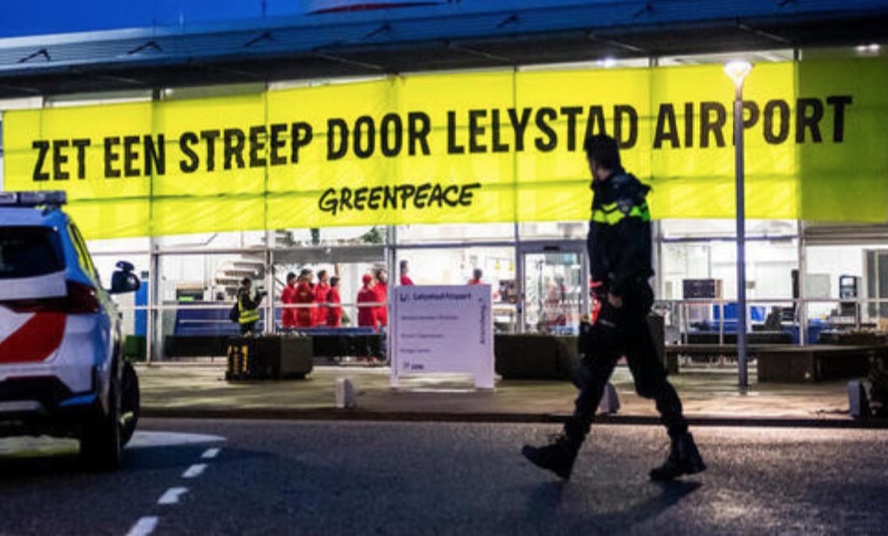 Greenpeace boos op D66, bezet Lelystad Airport om besluit vakantievluchten