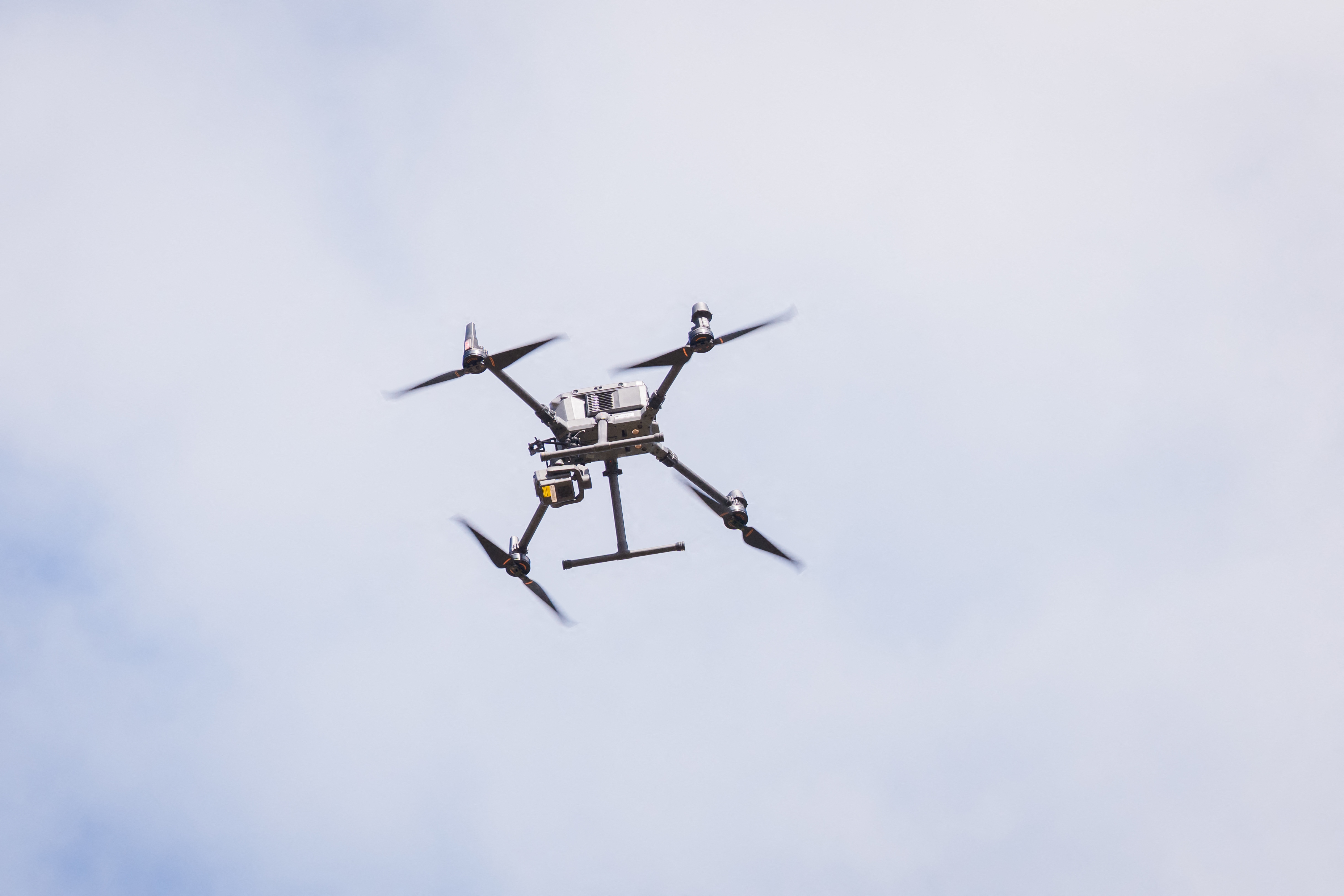 Hoera! Marechaussee onderschept een DRONE bij vliegbasis Volkel