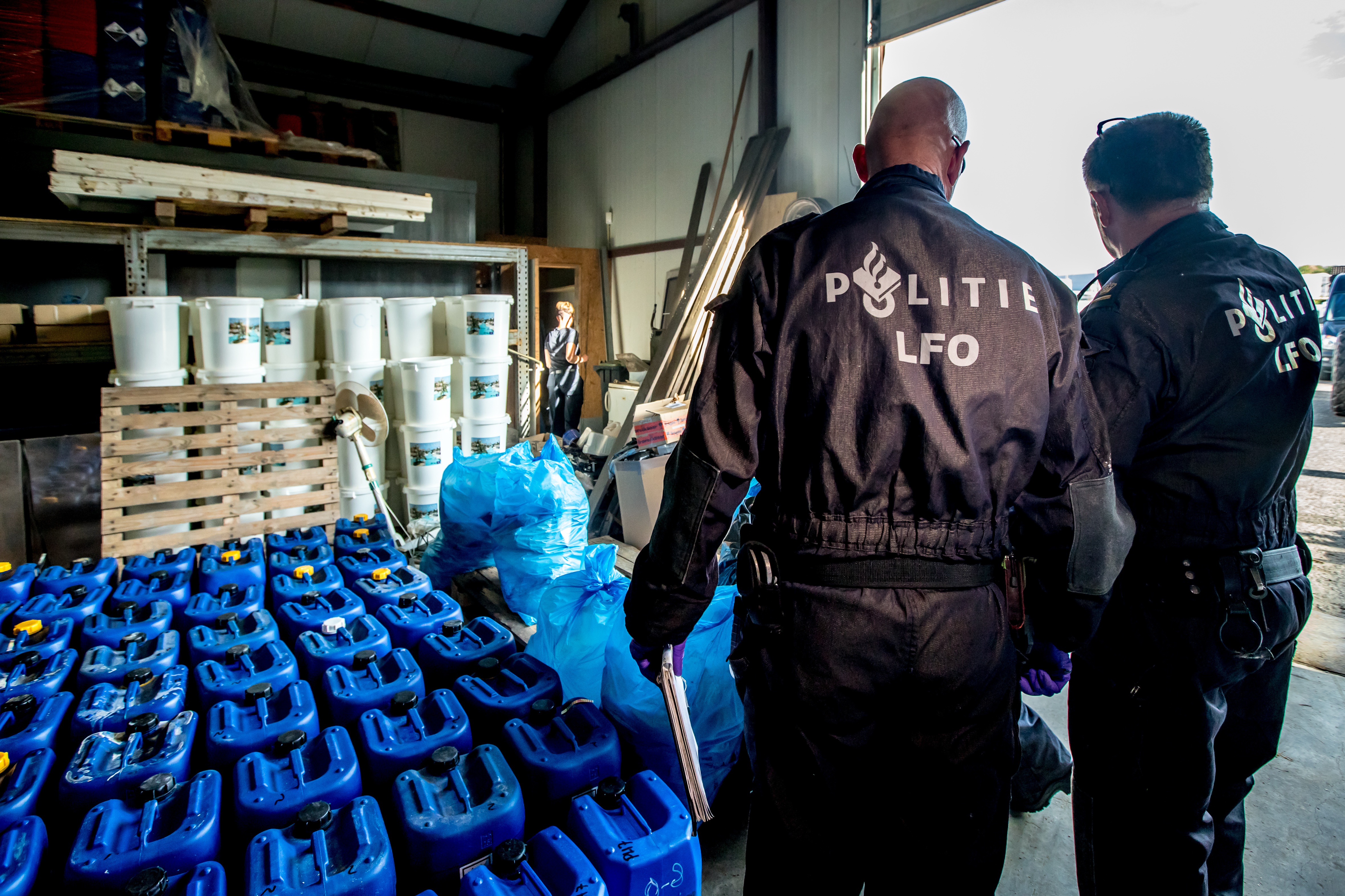 Drugslab midden in woonwijk Enschede, politie valt binnen met gasmaskers