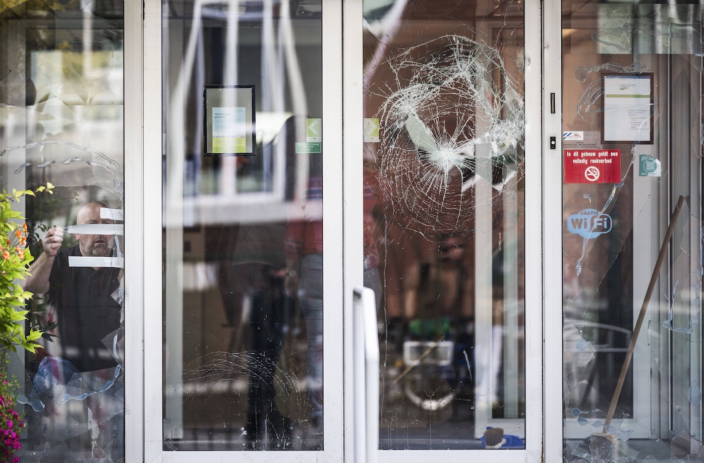 Ramen ingegooid bij gemeentehuis Loosdrecht (waar azc komt)