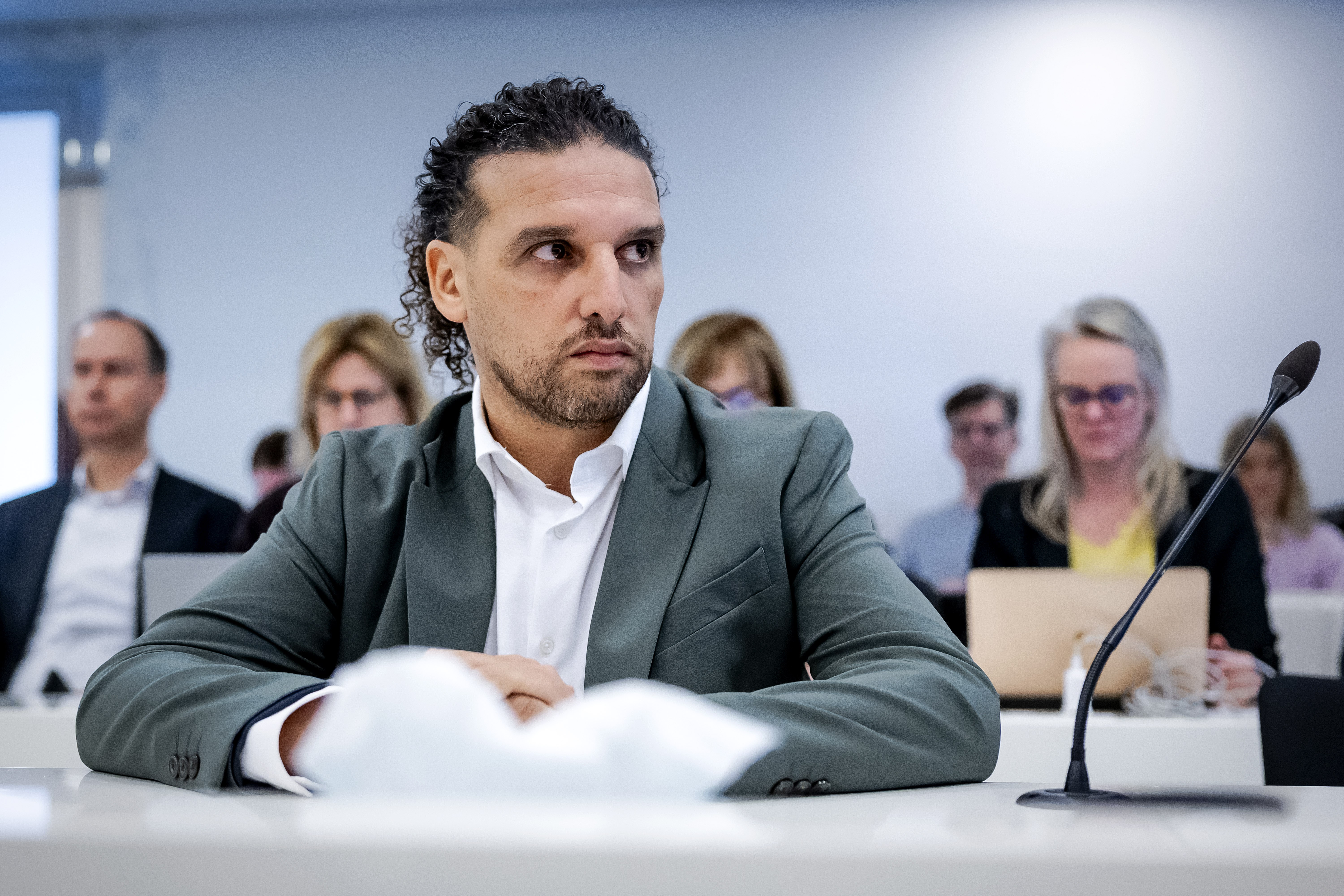 AMSTERDAM - Ali B voor aanvang van de zaak bij het Amsterdamse gerechtshof, waar tijdens de derde dag van het hoger beroep de strafzaak tegen hem inhoudelijk werd behandeld. De rapper is eerder door de rechtbank in Haarlem veroordeeld tot een gevangenisstraf van twee jaar, voor verkrachting en een poging tot verkrachting. De 43-jarige rapper werd destijds vrijgesproken van twee aanrandingen. ROBIN VAN LONKHUIJSEN / ANP
