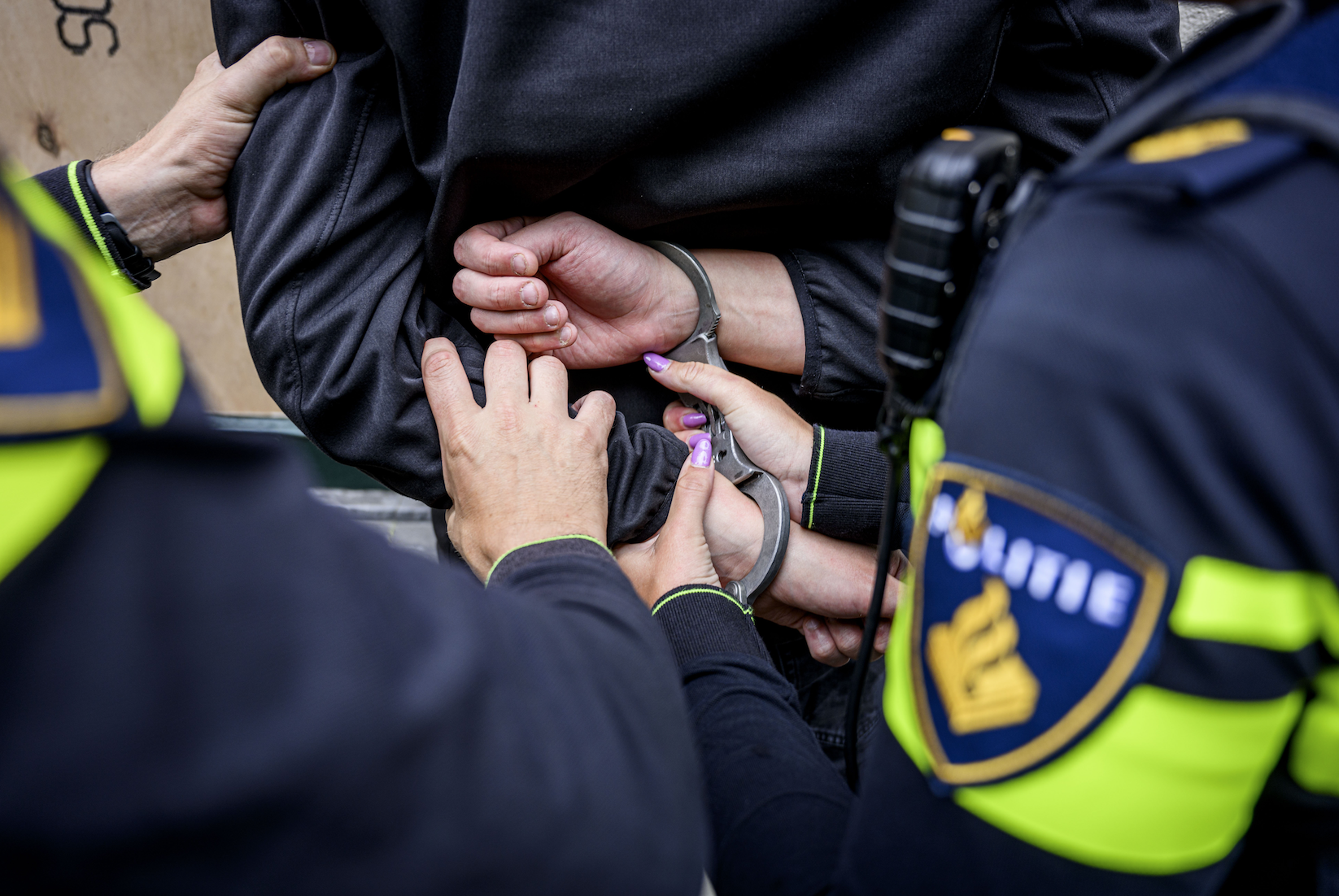 Hulpverleners belaagd met vuurwerk in Rijnsburg; 10 arrestaties, waarvan 8 minderjarigen