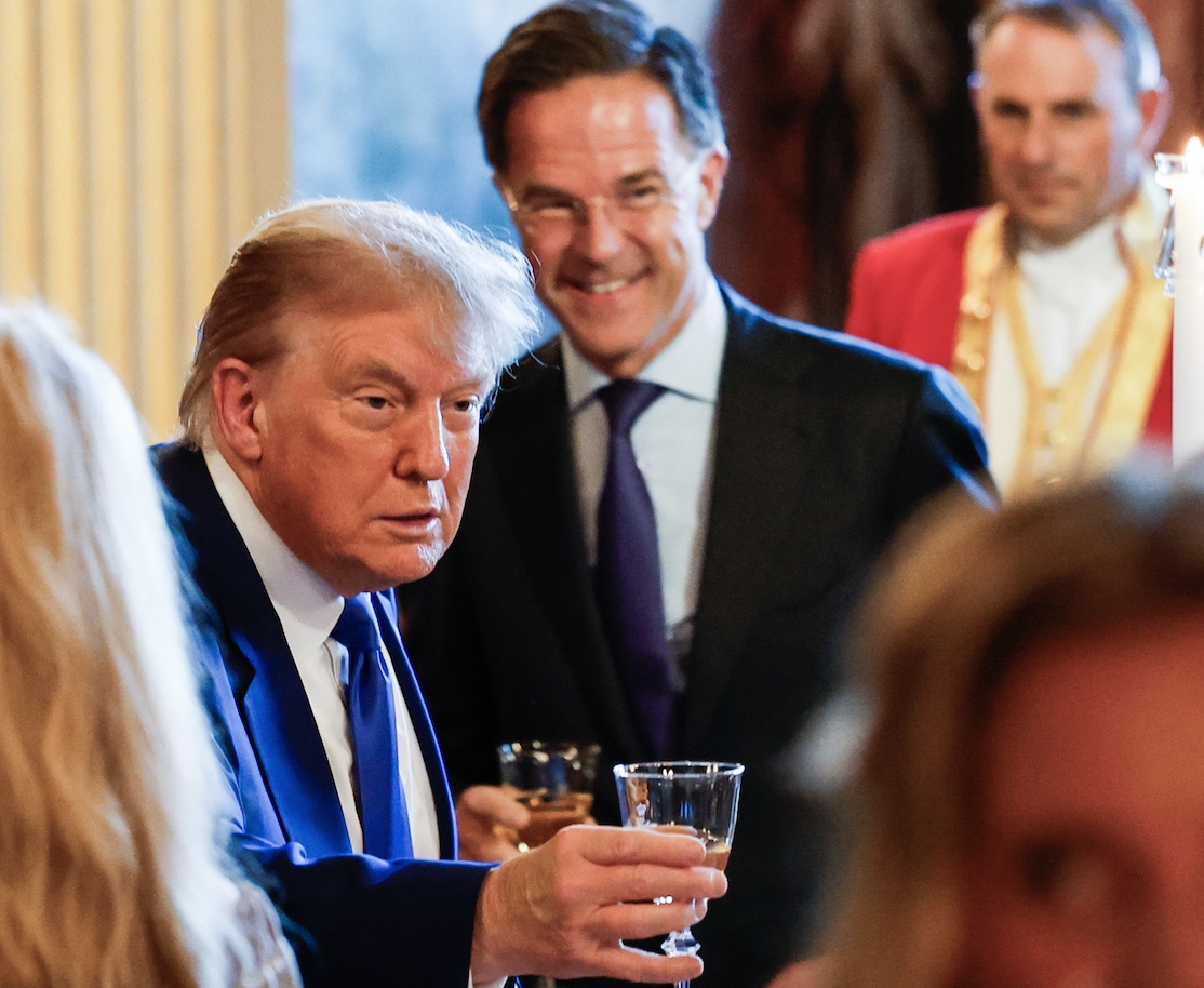 Trump deelt slijm-sms'je Rutte: 'Wat jij bereikt hebt is ongelooflijk. Yours, Mark'