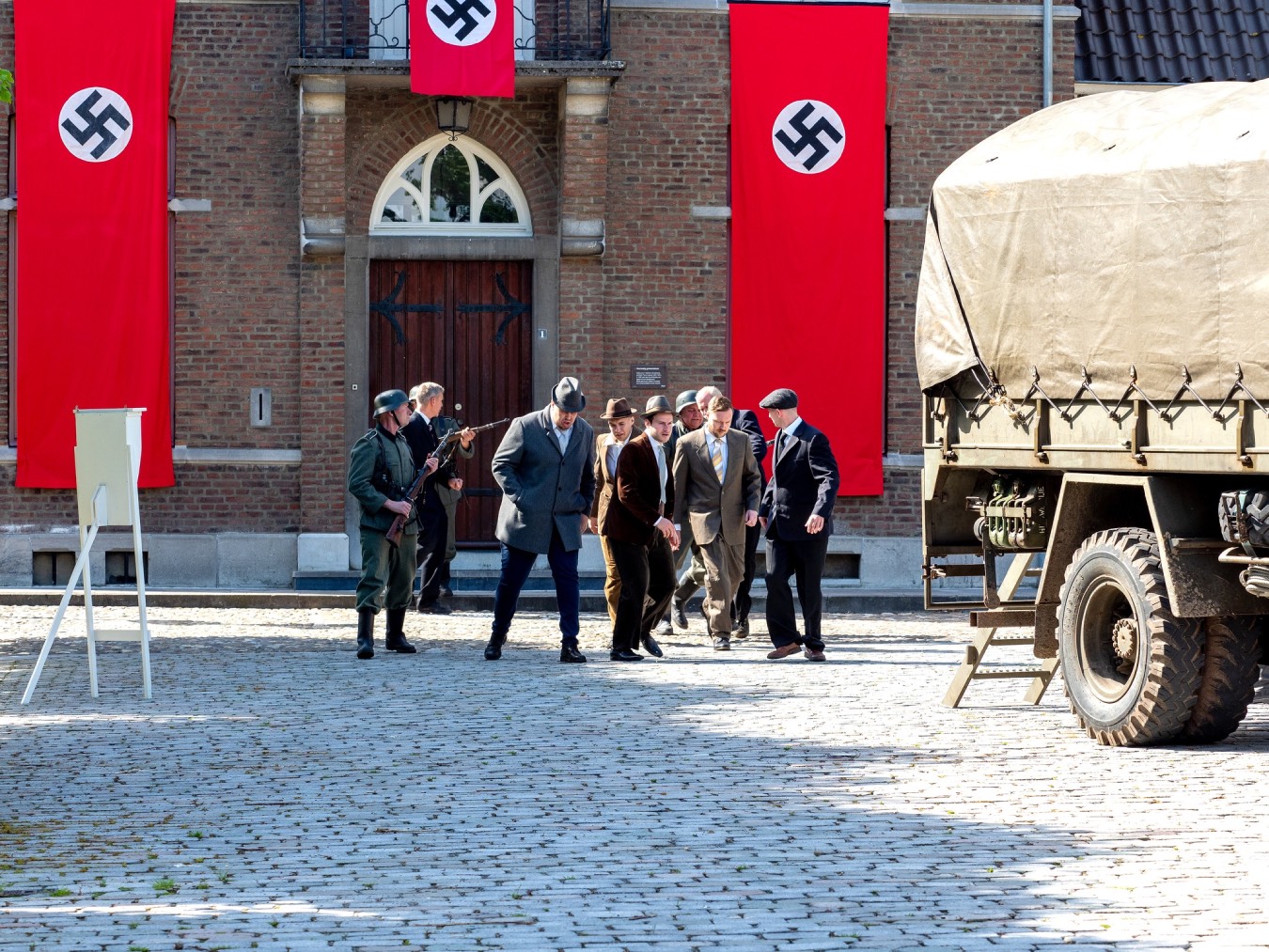 Ophef in Limburgs dorpje door enorme nazi-vlaggen op 5 mei