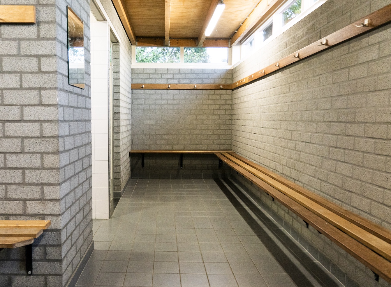 Pedo-voetbaltrainer Vlissingen vijf jaar de bak in voor filmen jongens in kleedkamer