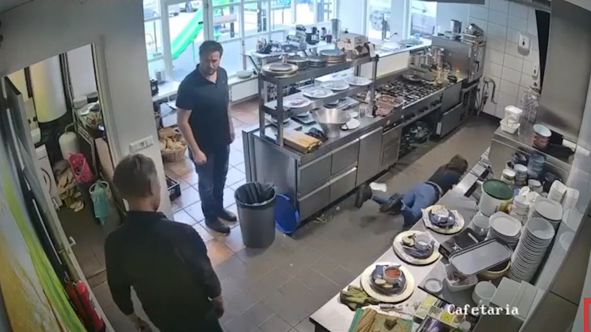 Relatiesoap achter de frituur: 'Toen lag ze op de grond!'