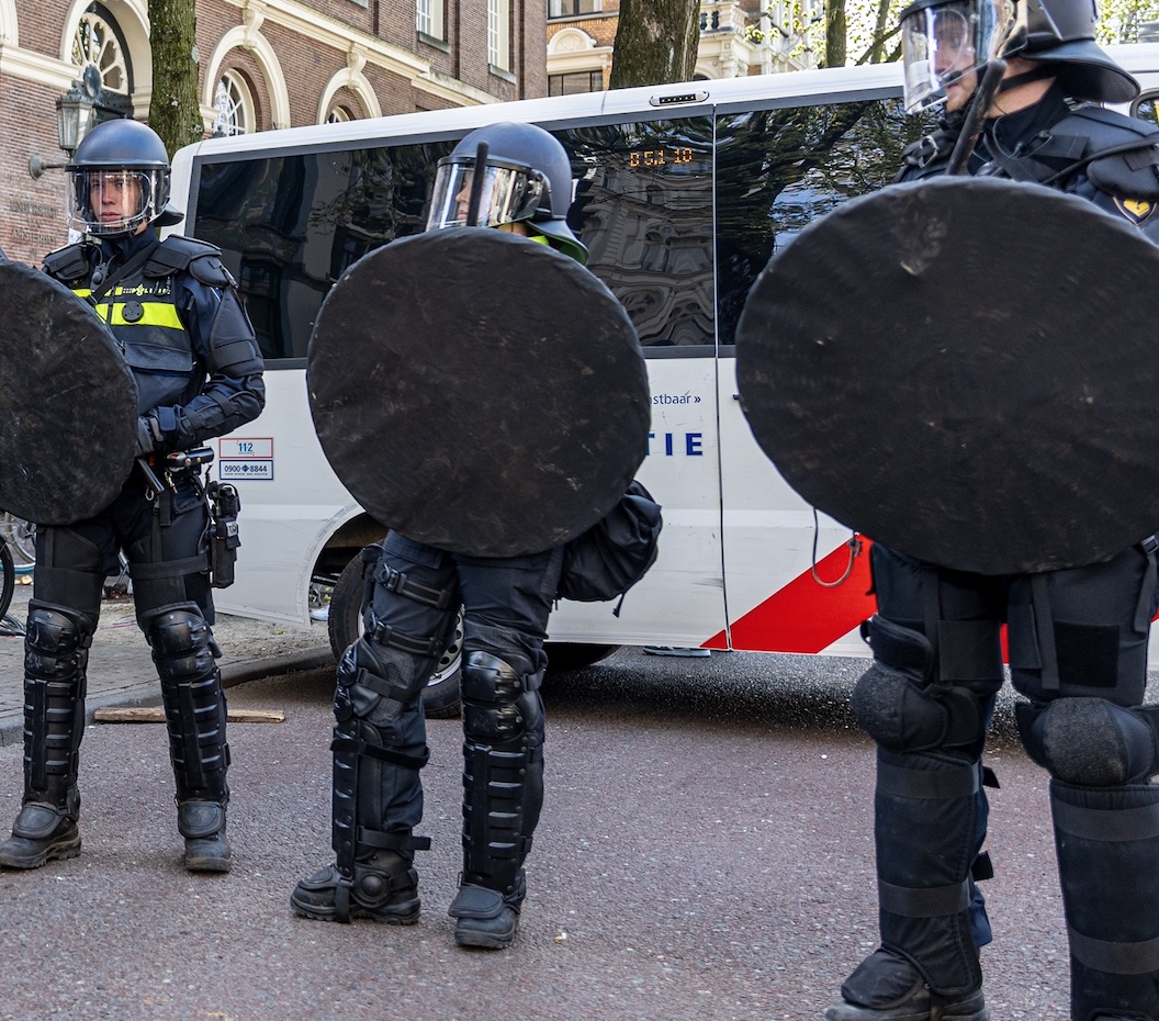 ME in actie bij protest tegen noodopvang asielzoekers in Surhuisterveen