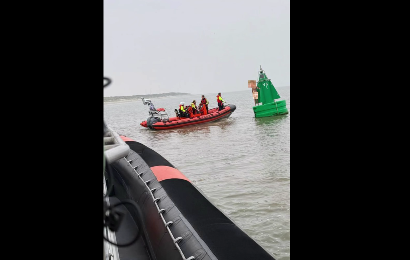 KNRM-boten redden naakte man van reddingsboei bij Vlieland