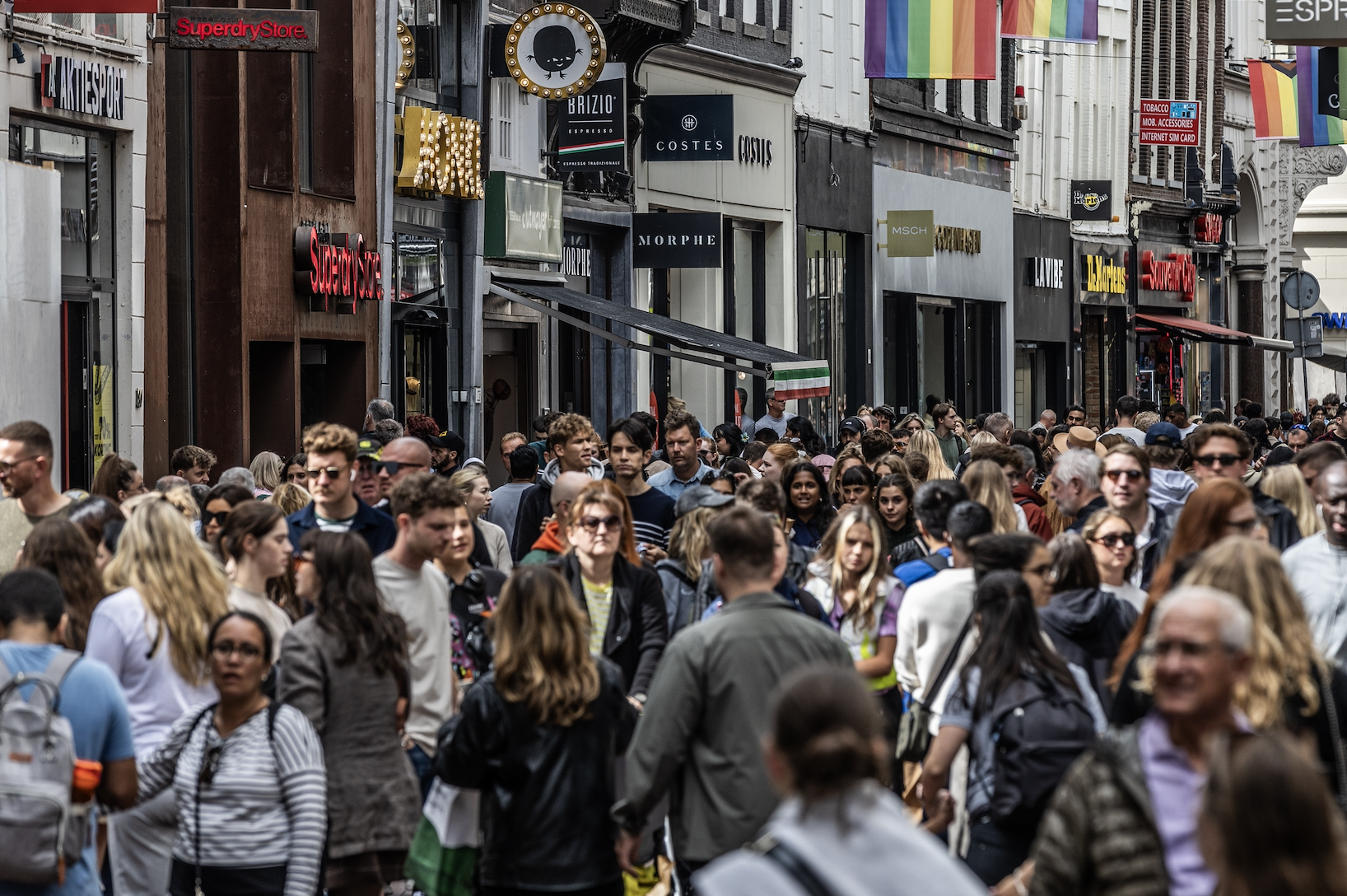 Drukke straat met heel veel mensen