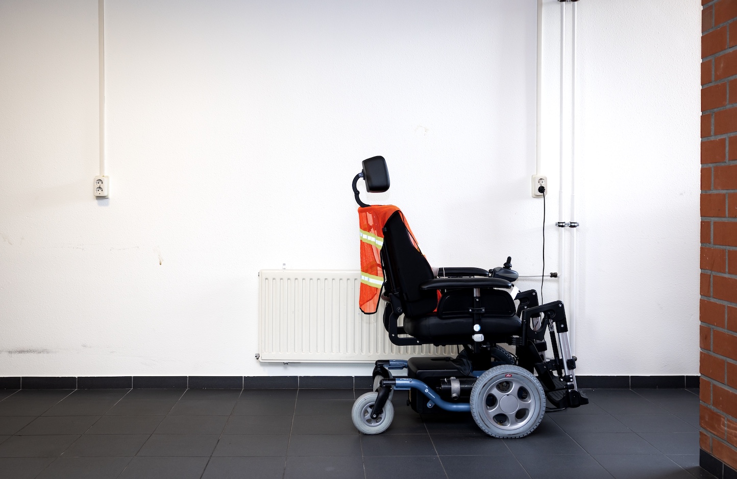 Bizarre crash in Dongen: scootmobiel door liftdeur heen