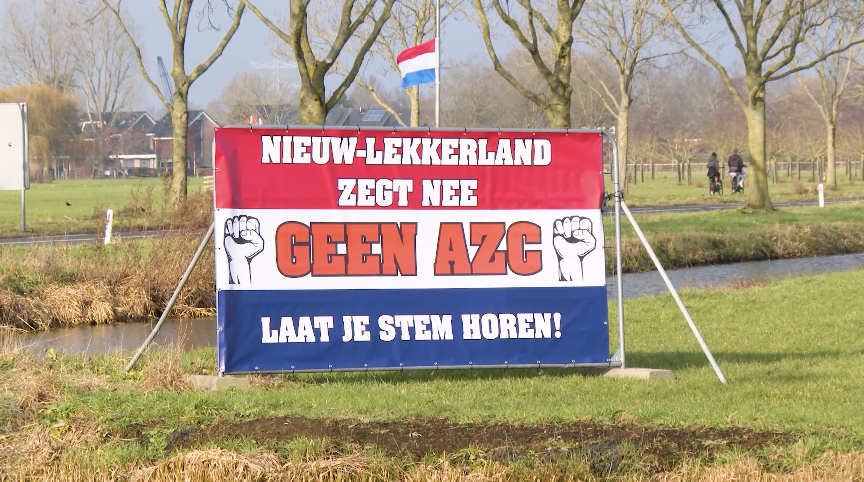 150 Nederlandse vlaggen in Nieuw-Lekkerland tegen komst AZC!