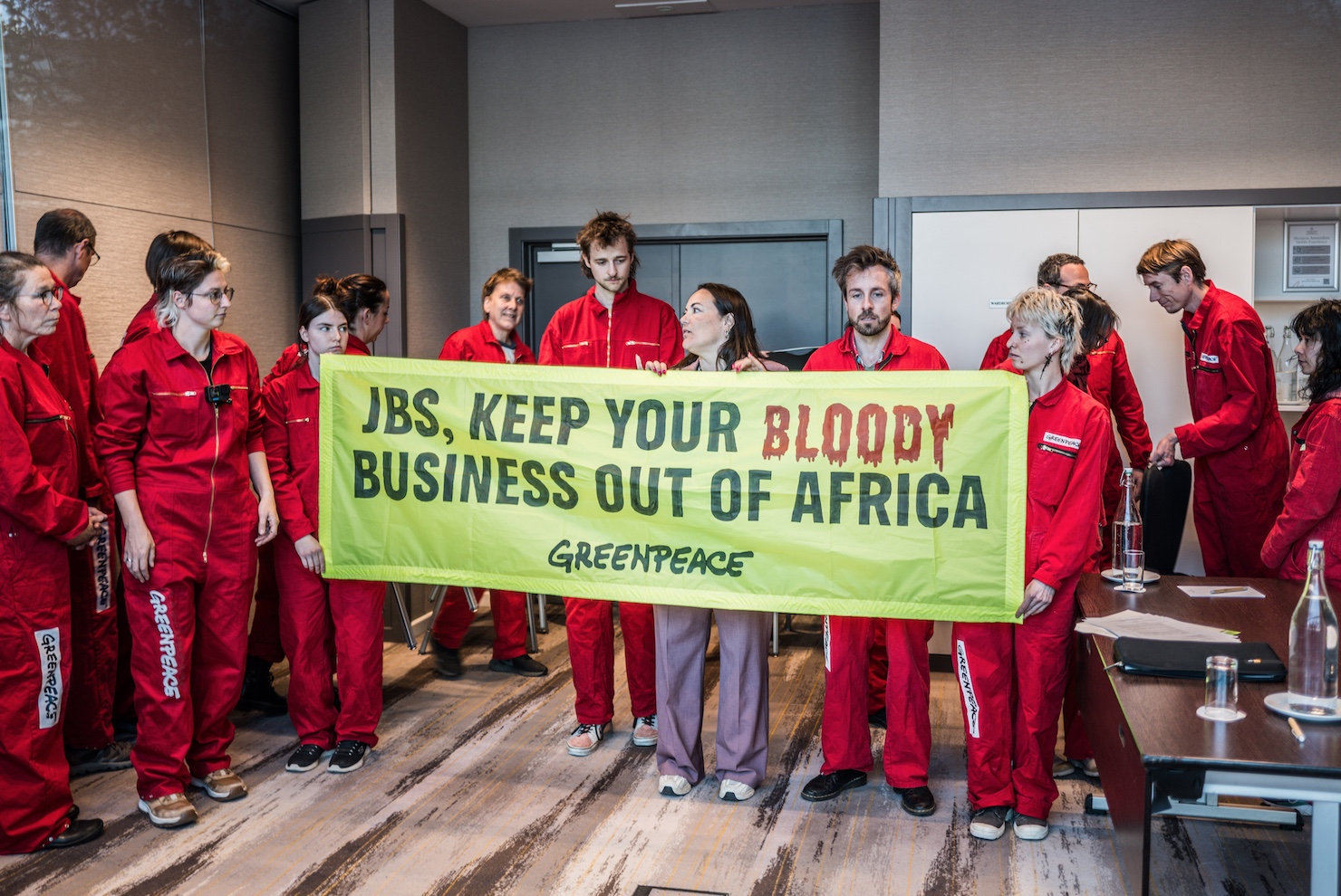 Zucht... Activisten hebben dagje vrij, bestormen aandeelhoudersvergadering JBS bij Schiphol