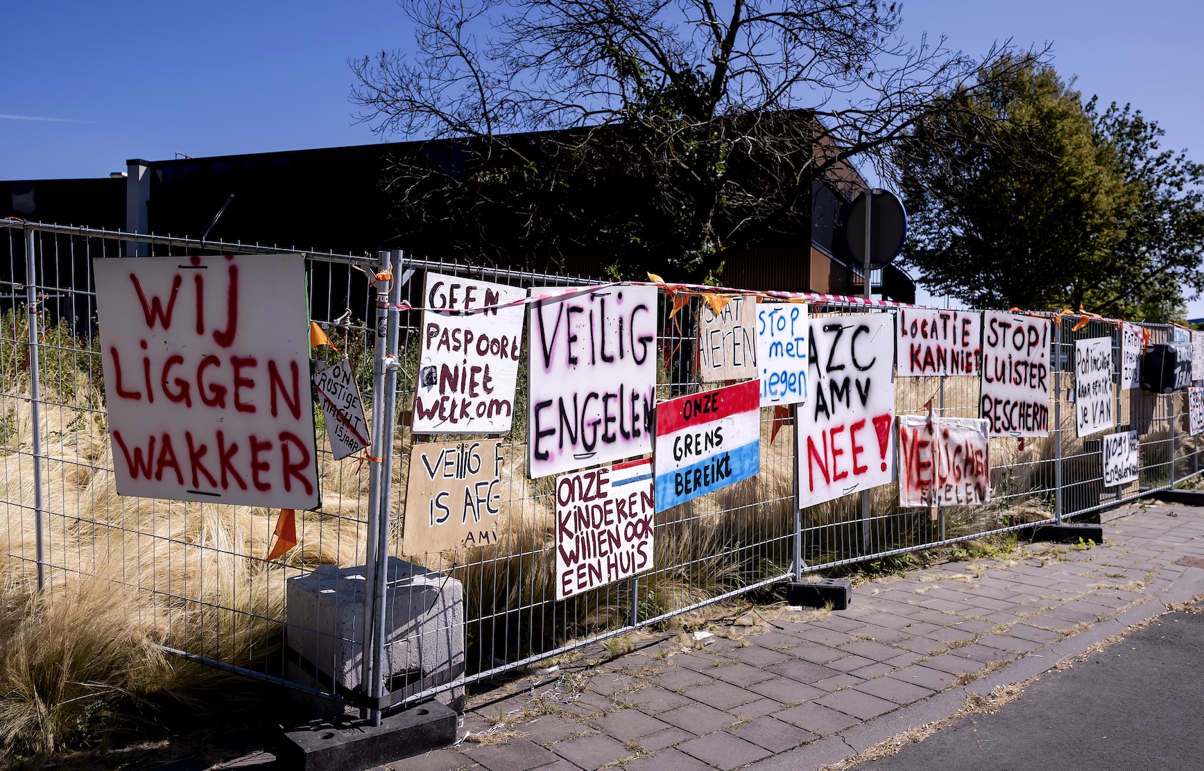 Typisch weer dit! Hakenkruizen en leuzen voor deur tegenstanders asielopvang Engelen
