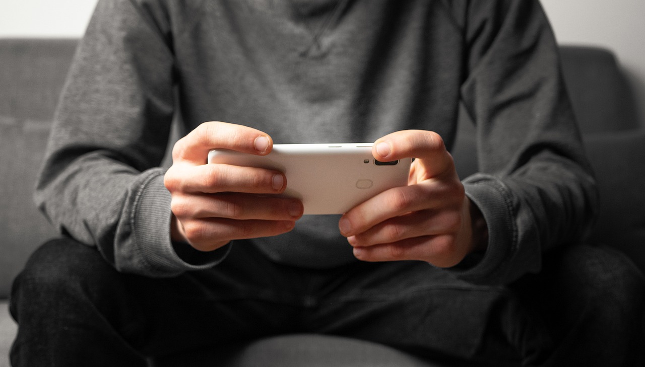 Vrouw redt baby die dreigt te stikken, omstanders pakken massaal telefoon om te filmen