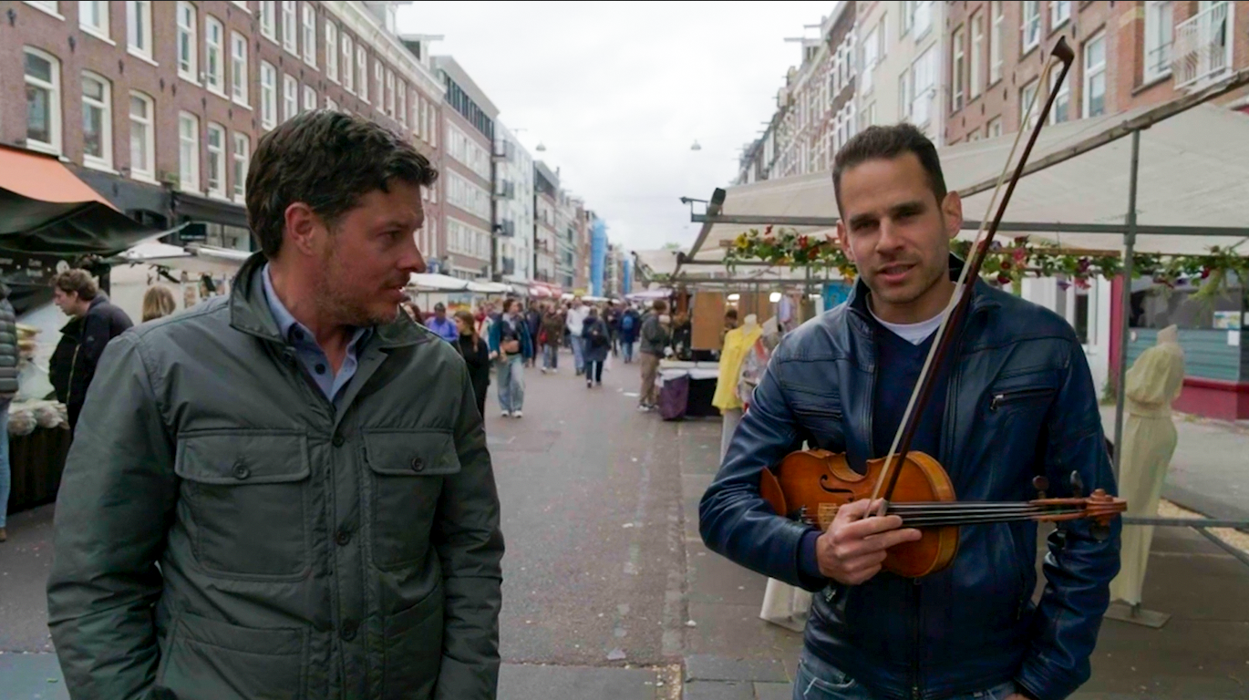 Filemon Wesselink met straatmuzikant Benjamin Konrad