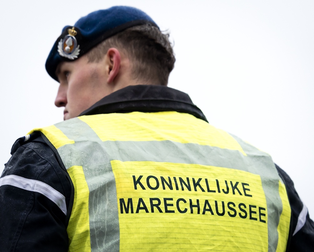 Marechaussee vat op Schiphol 18-jarige met vuurwapen en munitie in de kraag