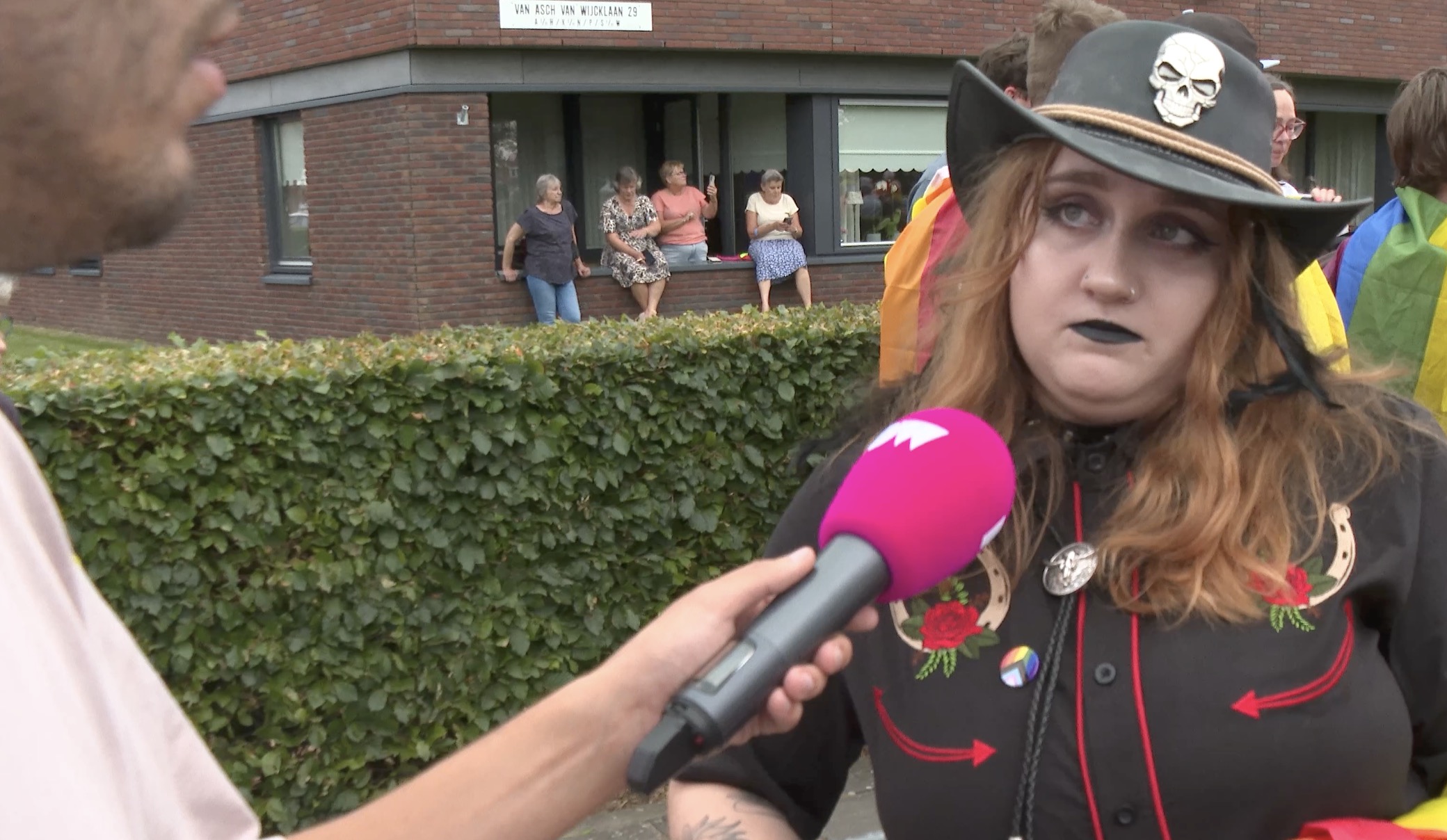 Chaos in Oldebroek: woke vlaggenstrijd en bloeddorstige wolven verdelen het volk