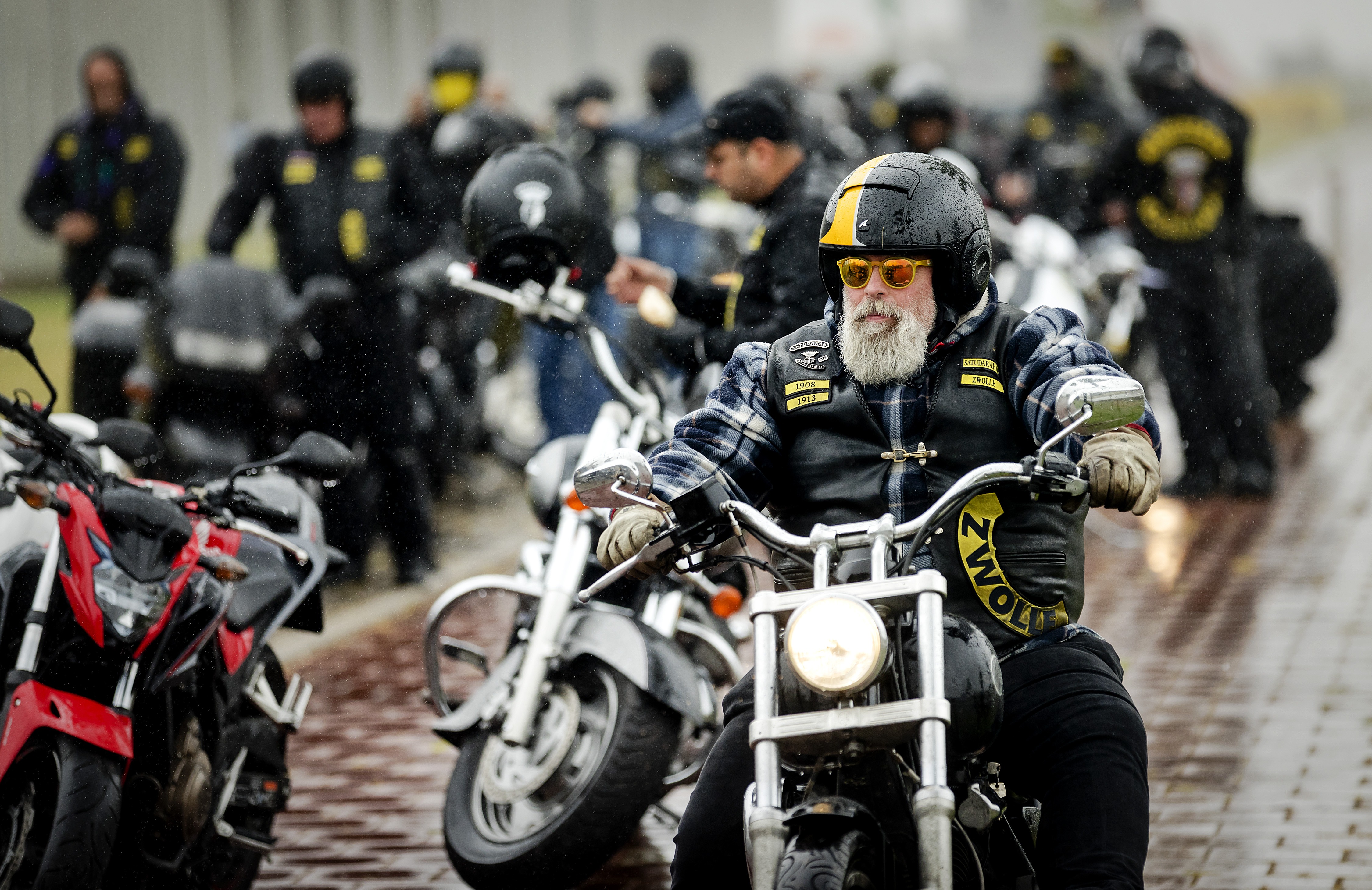 BADHOEVEDORP - Leden van de Satudarah vertrekken bij het het Justitieel Complex Schiphol. De rechtbank doet uitspraak in de civiele procedure waarin het Openbaar Ministerie vraagt om de Satudarah Motorcycle Club te verbieden. ANP ROBIN VAN LONKHUIJSEN